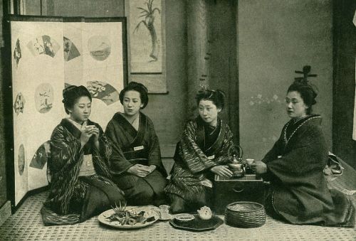 1024px-japanese_over_a_cup_of_tea-_before_1902